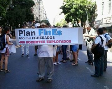 En medio de una tensa paritaria, docentes se movilizan