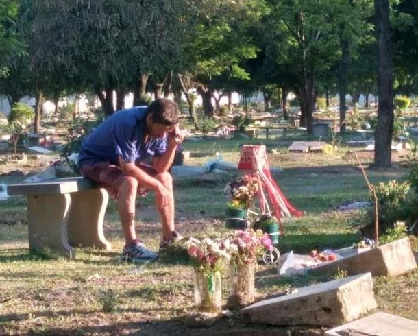 Un padre escucha los partidos de San Martín de Tucumán junto a la tumba de su hijo