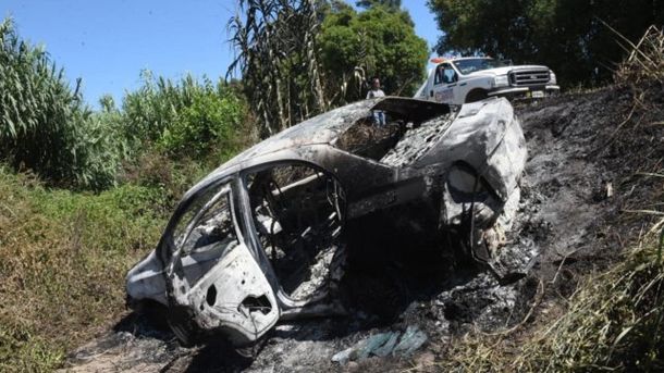 La policía trabaja en el camino de acceso a Cargill. (Foto: Twitter @JoseljuarezJOSE)