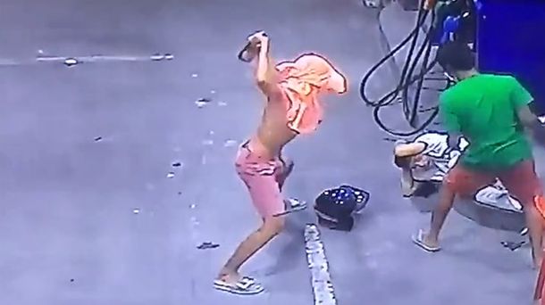 3 contra 1: cobarde agresión en una estación de servicio de Tailandia