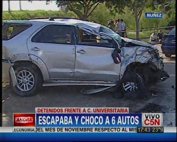 Robó una camioneta, huyó y chocó a seis autos
