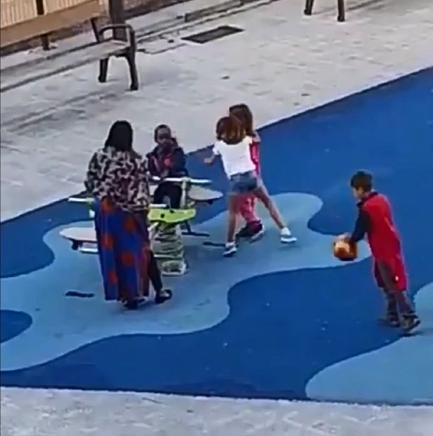 El caso de racismo que más duele: nenes echan a otro de un tobogán por su color de piel
