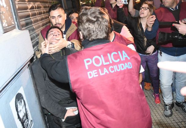 Detenidos y heridos tras la marcha por Santiago Maldonado
