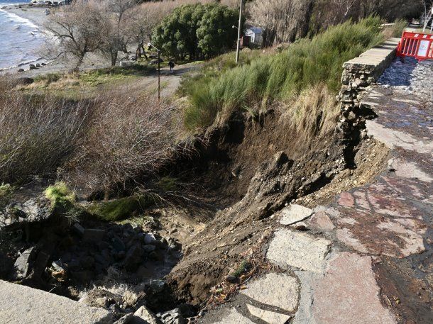 Bariloche: se derrumbó un sector de la costanera 