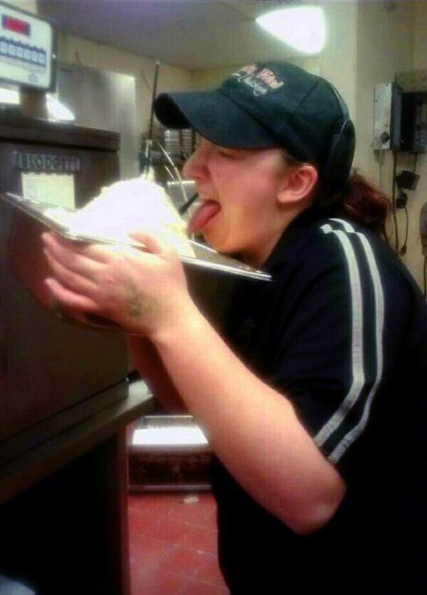 Escándalo: empleada de empresa de comida rápidas lame el puré de papa