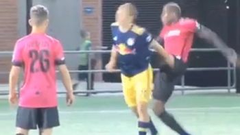 la espeluznante y traicionera patada que mando a un jugador al hospital la espeluznante y traicionera patada que mando a un jugador al hospital