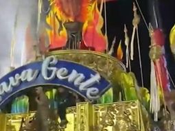 Carnaval pasado por fuego: así se incendió una enorme carroza en Rio de Janeiro