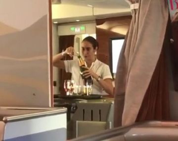 Azafata reciclando champán