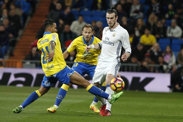 El galés Gareth Bale ante dos rivales de Las Palmas