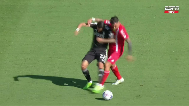 Ángel Di María le pegó un codazo a un rival y dejó con 10 a su equipo que terminó perdiendo.