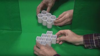 ilusion optica: figuras que cambian de forma al reflejarse en un espejo ilusion optica: figuras que cambian de forma al reflejarse en un espejo