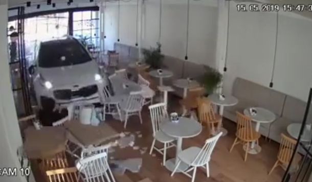 Un auto se incrustó en un café y lo barrió: las cámaras grabaron todo