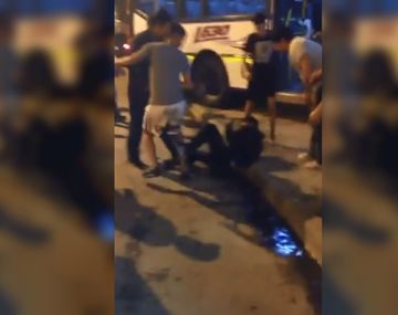 Caos en un colectivo: un ladrón hirió a un pasajero y al chofer y casi lo linchan