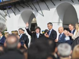 Javier Milei y su equipo, en el acto oficial por el 25 de mayo. Javier Milei y su equipo, en el acto oficial por el 25 de mayo.