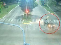 La Plata: cruzó en rojo a toda velocidad y mató a un motoquero