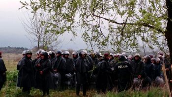 la policia bonaerense desalojo el predio tomado de moreno la policia bonaerense desalojo el predio tomado de moreno