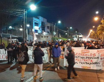 Trabajadores de Georgalos cortan la Panamericana en protesta por despidos