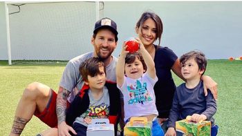 lionel messi y antonela desearon felices pascuas con una foto familiar lionel messi y antonela desearon felices pascuas con una foto familiar