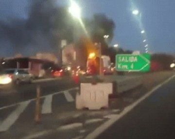 Así se incendió un auto en el enlace de las autopistas Bs. As.-La Plata y 25 de Mayo