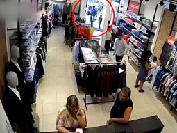 indignacion en mar del plata: entro a robar ropa con un nene y quedo filmado indignacion en mar del plata: entro a robar ropa con un nene y quedo filmado