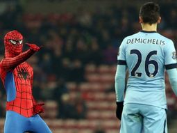 mira a spider-man en el partido entre el manchester city y el sunderland mira a spider-man en el partido entre el manchester city y el sunderland