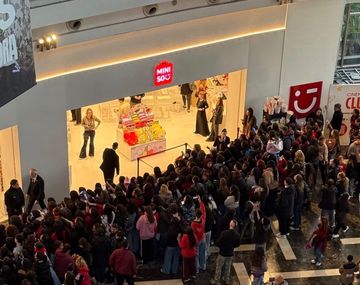 Boom de público en una tienda china del shopping de Saavedra: descuentos y show de K4OS