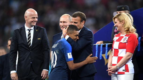 El abrazo de Mbappé y Macron tras consagrarse campeón del mundo.