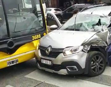 Impresionante choque entre dos colectivos y un auto en Vicente López