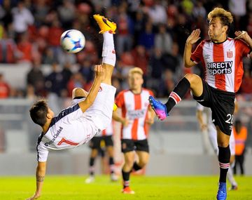 Una genial chilena de Benítez abrió el marcador en el Libertadores de América (@juanlp40)