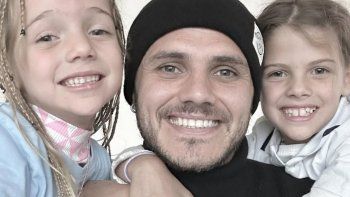 Mauro Icardi, junto a sus hijas Francesca e Isabella. Mauro Icardi, junto a sus hijas Francesca e Isabella.
