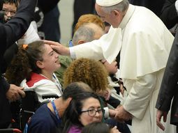 el papa abrazo a los enfermos que peregrinan a lourdes el papa abrazo a los enfermos que peregrinan a lourdes