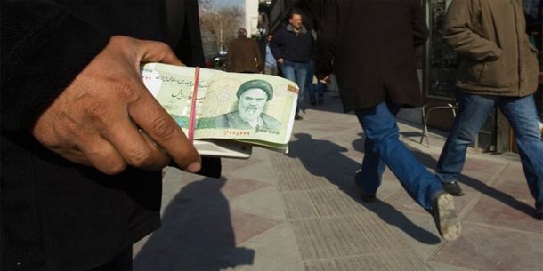 Irán aplica restricciones a la venta de dólares, tras fuerte devaluación