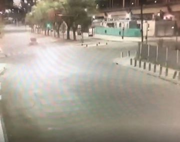 Delincuentes le tiraron una bomba a la policía en medio de una persecución