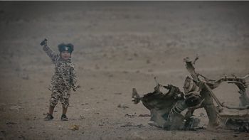 terrible video del isis: un nene yihadista ejecuta a cuatro rehenes terrible video del isis: un nene yihadista ejecuta a cuatro rehenes