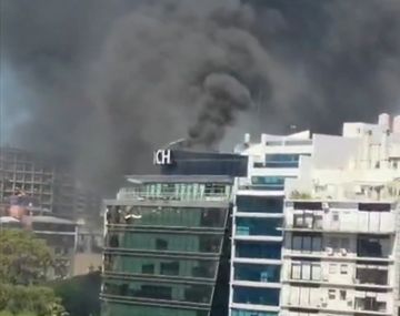 Impresionante incendio en un edificio de oficinas de Retiro