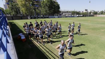 El plantel realizó los primeros movimientos después de las vacaciones (foto: prensa Boca) El plantel realizó los primeros movimientos después de las vacaciones (foto: prensa Boca)