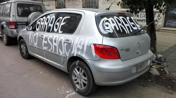 La Plata: pintó un auto que le tapaba la cochera de su casa