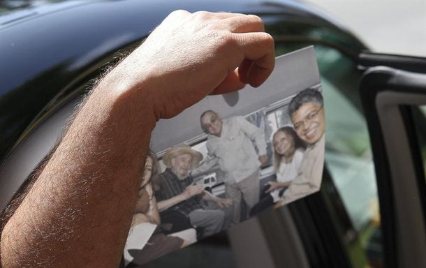 Fidel Castro reaparece en público tras rumores sobre su salud