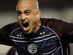 lanus goleo a la u de chile y puso un pie en cuartos de final lanus goleo a la u de chile y puso un pie en cuartos de final