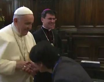 VIDEO: La particular reacción del Papa cuando le quieren besar el anillo