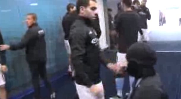 Carlos Tevez muestra su velocidad también afuera de la cancha