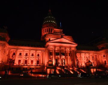 Por qué el Congreso se iluminó de color naranja