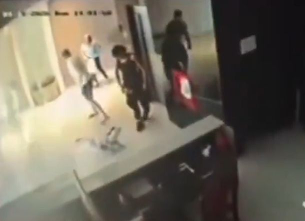 Indignante video: golpeó ferozmente a un perro porque le ladró a su hija y luego amenazó a su dueña