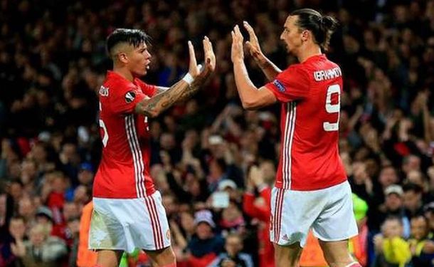 La celebración entre Rojos e Ibrahimovic tras el gol del argentino