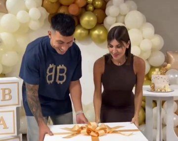 Tierno momento: Lisandro Martínez y su esposa revelaron el género de su bebé