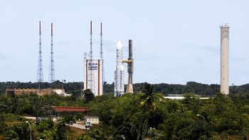 este es el ariane 5, ya listo para llevar este miercoles el arsat 2 al espacio este es el ariane 5, ya listo para llevar este miercoles el arsat 2 al espacio