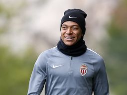 El delantero de 18 años es la sensación del fútbol europeo El delantero de 18 años es la sensación del fútbol europeo