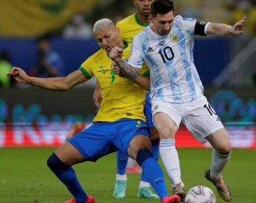 Richarlison y Messi en la final de la Copa América 2021