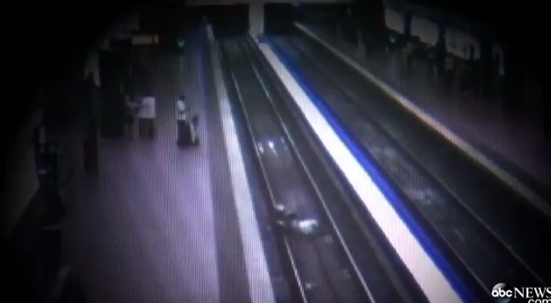 Un hombre en silla de ruedas cae en las vías del subte