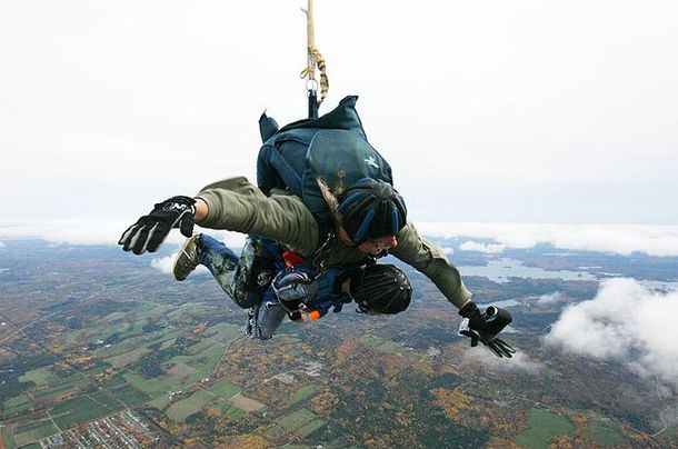 Gasta miles de dólares para pasear a sus muñecas 